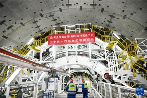 12月30日，中鐵十四局技術(shù)人員在盾構(gòu)掘進開始前檢查“海天號”盾構(gòu)機。新華社記者 李紫恒 攝