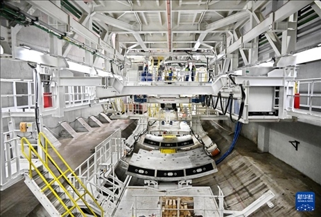 12月30日，建設者在青島膠州灣第二隧道工程南線主線隧道盾構(gòu)掘進現(xiàn)場作業(yè)。新華社記者 李紫恒 攝