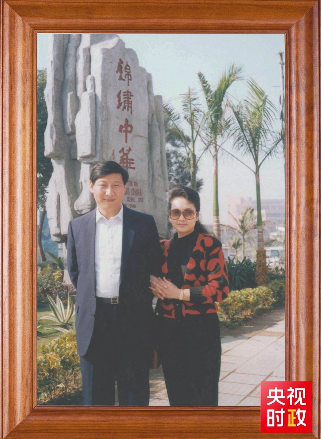 △這是習(xí)近平和夫人彭麗媛的合影。這張照片第一次出現(xiàn)在他的書架上。