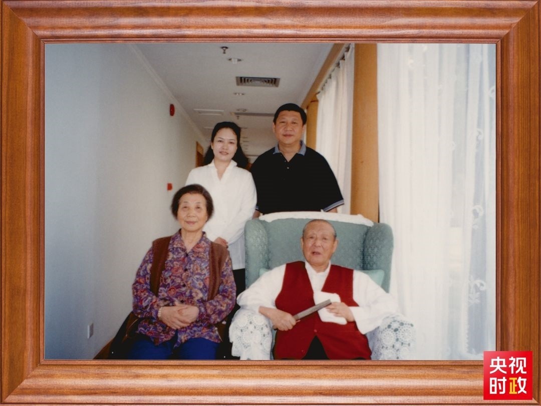 △這是習(xí)近平夫婦同父親習(xí)仲勛、母親齊心的合影。這張照片第一次出現(xiàn)在他的書架上。