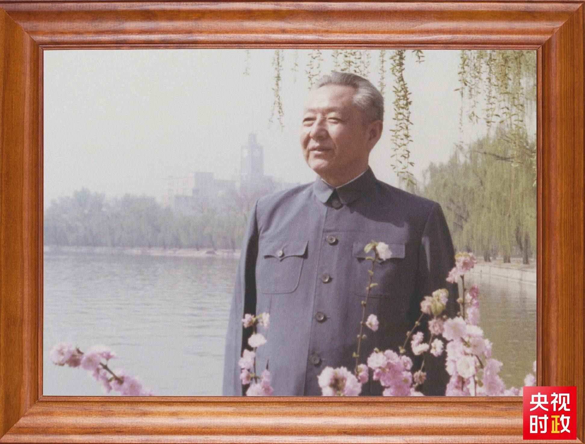 △這是習(xí)近平父親習(xí)仲勛同志的照片。2023年10月15日，是習(xí)仲勛同志誕辰110周年紀(jì)念日。這張照片第一次出現(xiàn)在他的書架上。