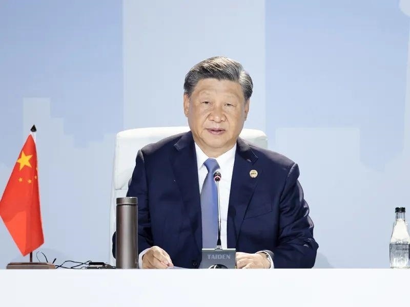 當?shù)貢r間8月24日，習近平主席在南非約翰內(nèi)斯堡出席金磚國家領導人第十五次會晤特別記者會。