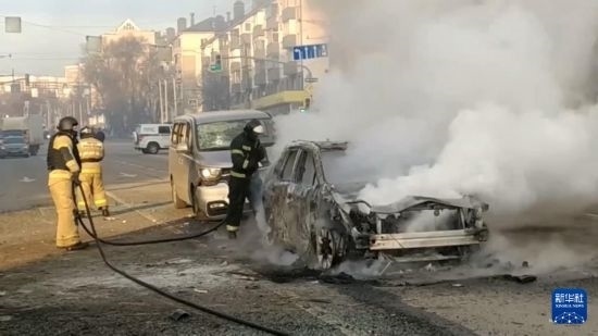 這張俄羅斯緊急情況部12月30日發(fā)布的視頻截圖顯示，在俄羅斯別爾哥羅德市，工作人員在現(xiàn)場救援。新華社發(fā)