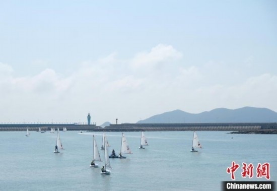 浙江象山，杭州亞運(yùn)會(huì)帆船項(xiàng)目運(yùn)動(dòng)員揚(yáng)帆起航。林波 攝