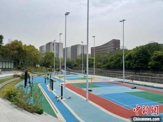 杭州余杭區(qū)一嵌入式體育場地。張煜歡 攝