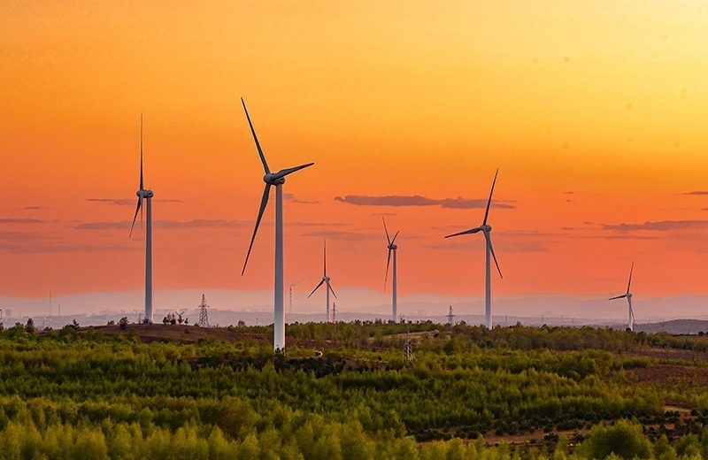 2023年5月23日清晨拍攝的內(nèi)蒙古興安盟烏蘭浩特市呼和馬場(chǎng)風(fēng)力光伏發(fā)電場(chǎng)內(nèi)的風(fēng)機(jī)。