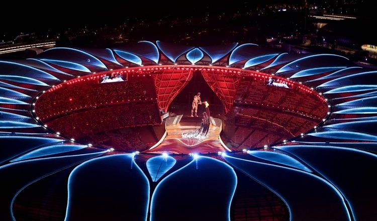 2023年9月23日，最后一棒火炬手汪順和數(shù)字火炬手在杭州亞運(yùn)會(huì)開幕式上點(diǎn)燃主火炬。新華社記者 程婷婷 攝