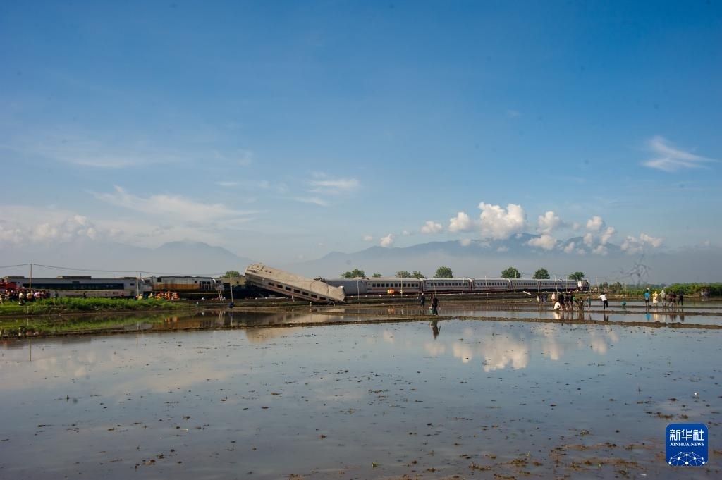 ?這是1月5日在印度尼西亞西爪哇省拍攝的列車相撞事故現(xiàn)場。新華社發(fā)（塞提安賈爾攝）