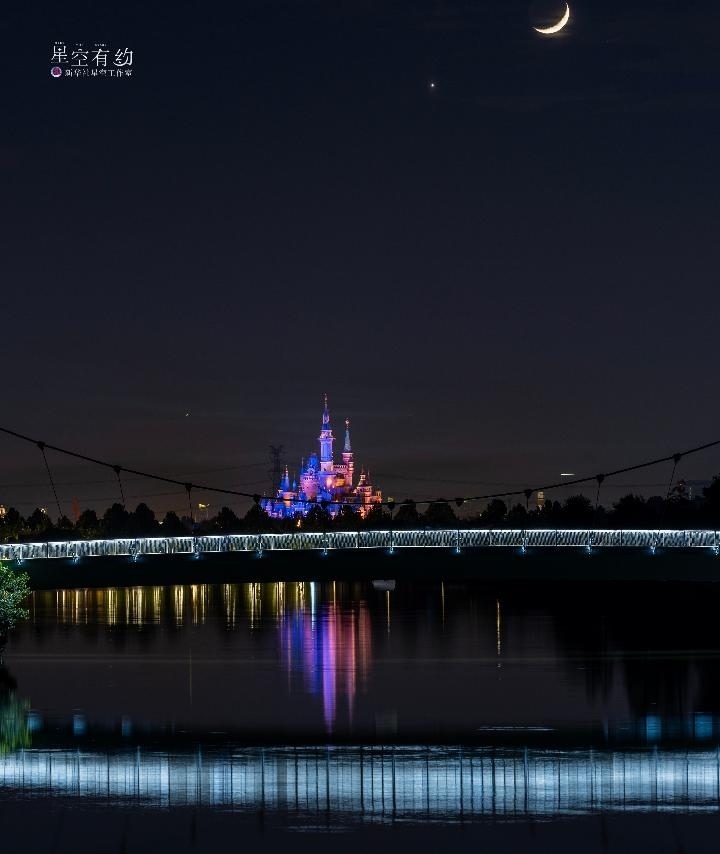 上海星空攝影愛好者陳悅?cè)A2023年5月23日在上海浦東拍攝的金星伴月。（本人供圖）