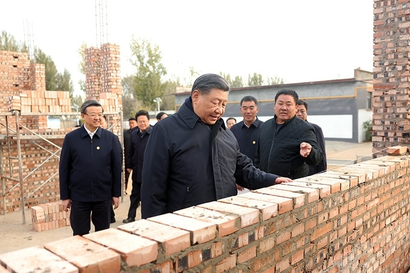 2023年11月10日，習近平總書記在河北保定涿州市刁窩鎮(zhèn)萬全莊村房屋重建施工現(xiàn)場考察。