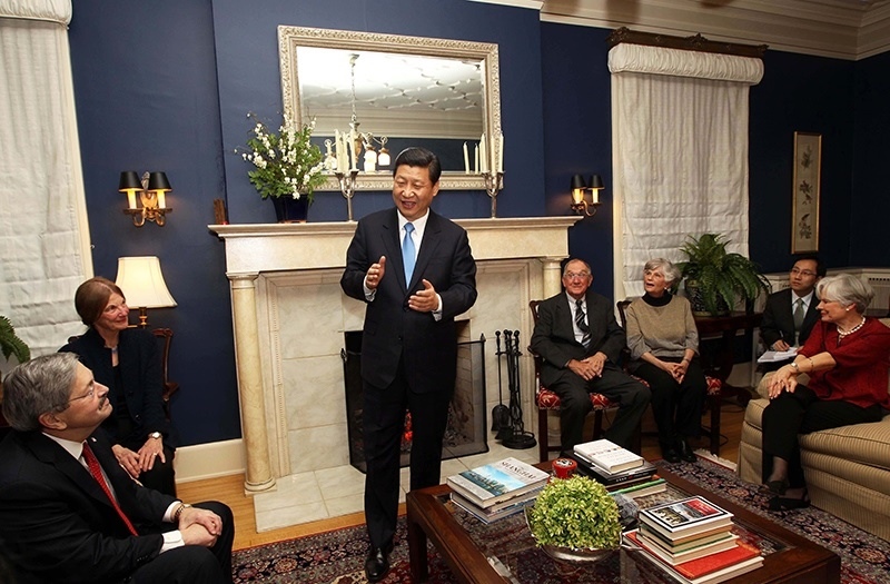 習(xí)近平2012年訪美時(shí)與老朋友敘舊場(chǎng)景。