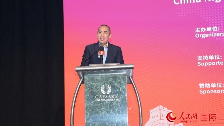 內(nèi)華達州副州長辦公室幕僚長魯?shù)稀づ撩鲌D安在論壇致辭。人民網(wǎng)記者 鄧圩攝