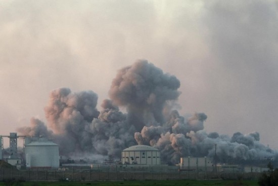  這是1月6日從加沙邊境以色列一側(cè)拍攝的加沙北部遭襲情況。新華社發(fā)（伊蘭·阿薩亞格攝/基尼圖片社）