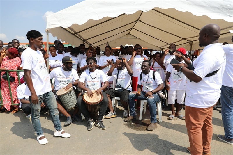 當地民眾慶祝通車。中建國際中西非公司供圖。
