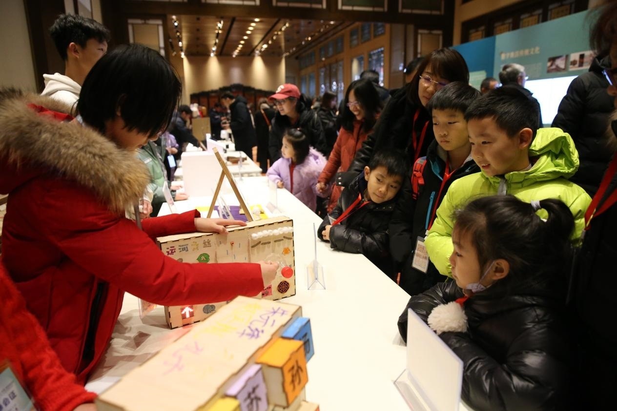 學生現(xiàn)場演示科創(chuàng)作品。主辦方供圖