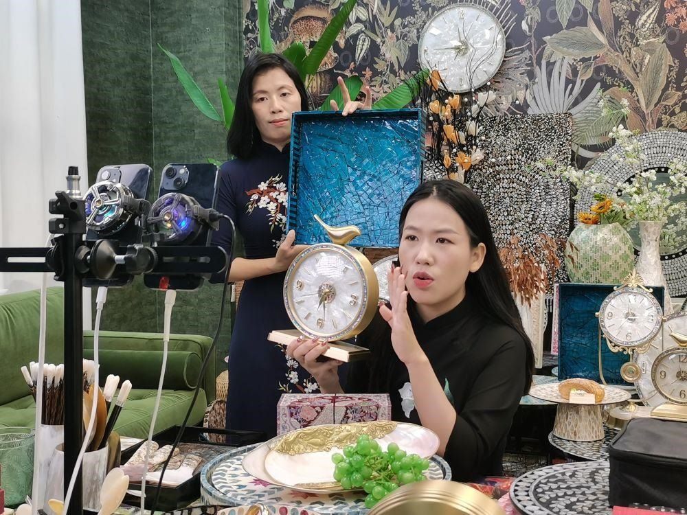 △在廣西防城港東興市一個(gè)電商直播間里，主播在進(jìn)行活動(dòng)推介。