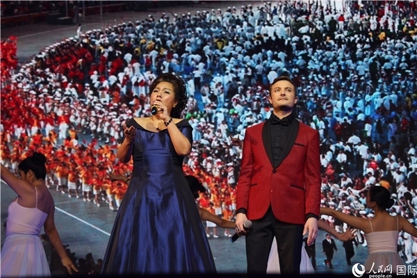 圖為中法藝術(shù)家聯(lián)袂演唱《我和你》。人民網(wǎng)記者 尚凱元攝