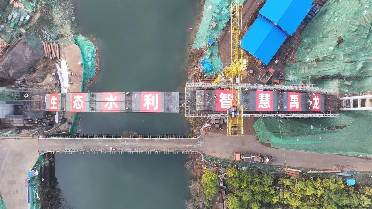 漳河灌區(qū)響水洞渡槽轉(zhuǎn)體合龍。受訪者供圖