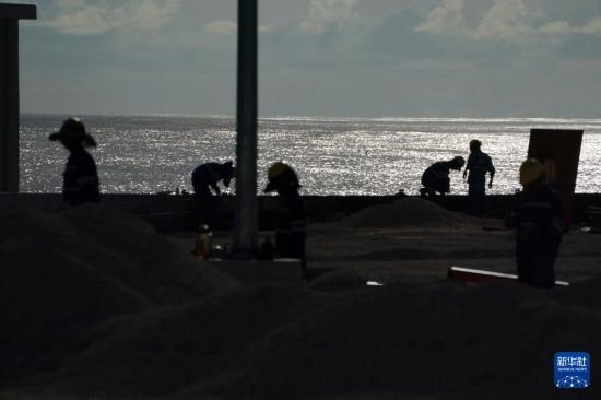 1月18日，工作人員在瑙魯艾沃港碼頭升級改造項目工地工作。新華社記者 王申 攝