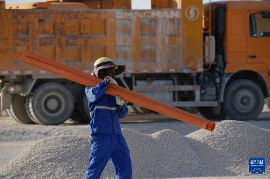 1月18日，工作人員在瑙魯艾沃港碼頭升級改造項目工地工作。新華社記者 王申 攝