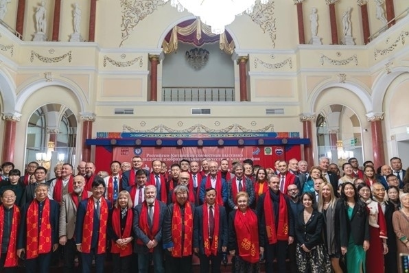 中俄書法美術(shù)作品聯(lián)展與會來賓共同合影留念。駐俄羅斯使館供圖