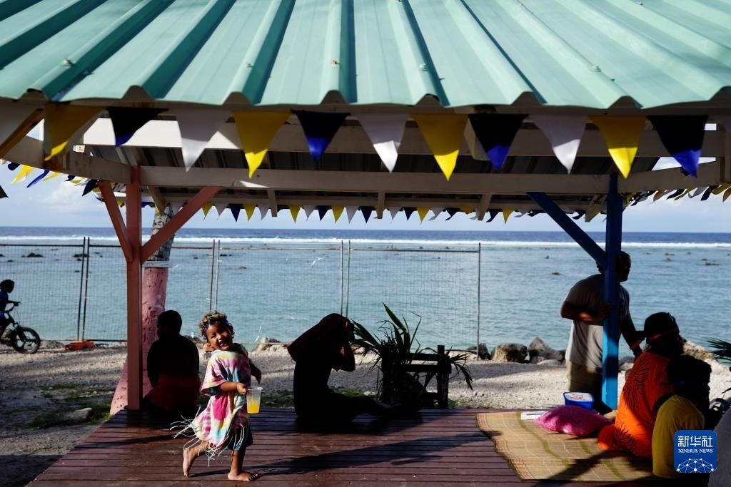 1月20日，當?shù)厝嗽阼斠惶幒┬蓍e娛樂。新華社記者 王申 攝