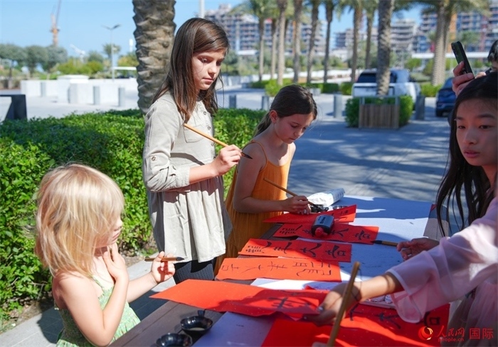 小朋友體驗書法創(chuàng)作。人民網(wǎng) 塔里克·易卜拉欣攝