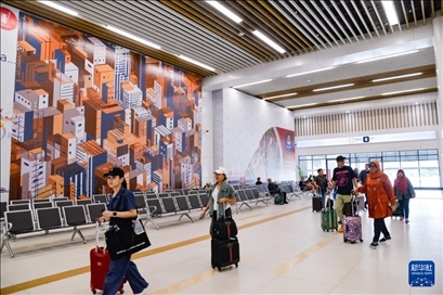 1月24日，在印度尼西亞雅加達(dá)哈利姆站，乘客在候車大廳內(nèi)行走。新華社記者 徐欽 攝