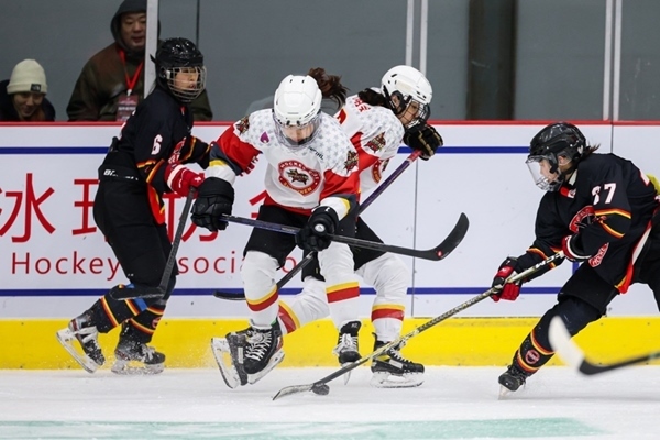 雙方球員爭搶。中國冰球協(xié)會(huì)供圖