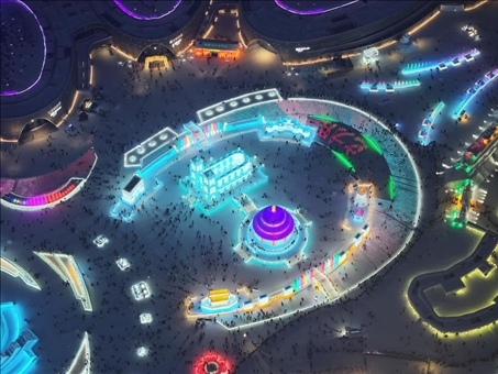 這是2023年12月27日在哈爾濱冰雪大世界拍攝的以巴黎圣母院和北京天壇為核心的冰建景觀群。