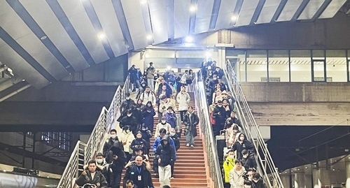 2024年鐵路春運今日啟動，旅客進入站臺準備乘車。人民網(wǎng)記者 喬雪峰攝