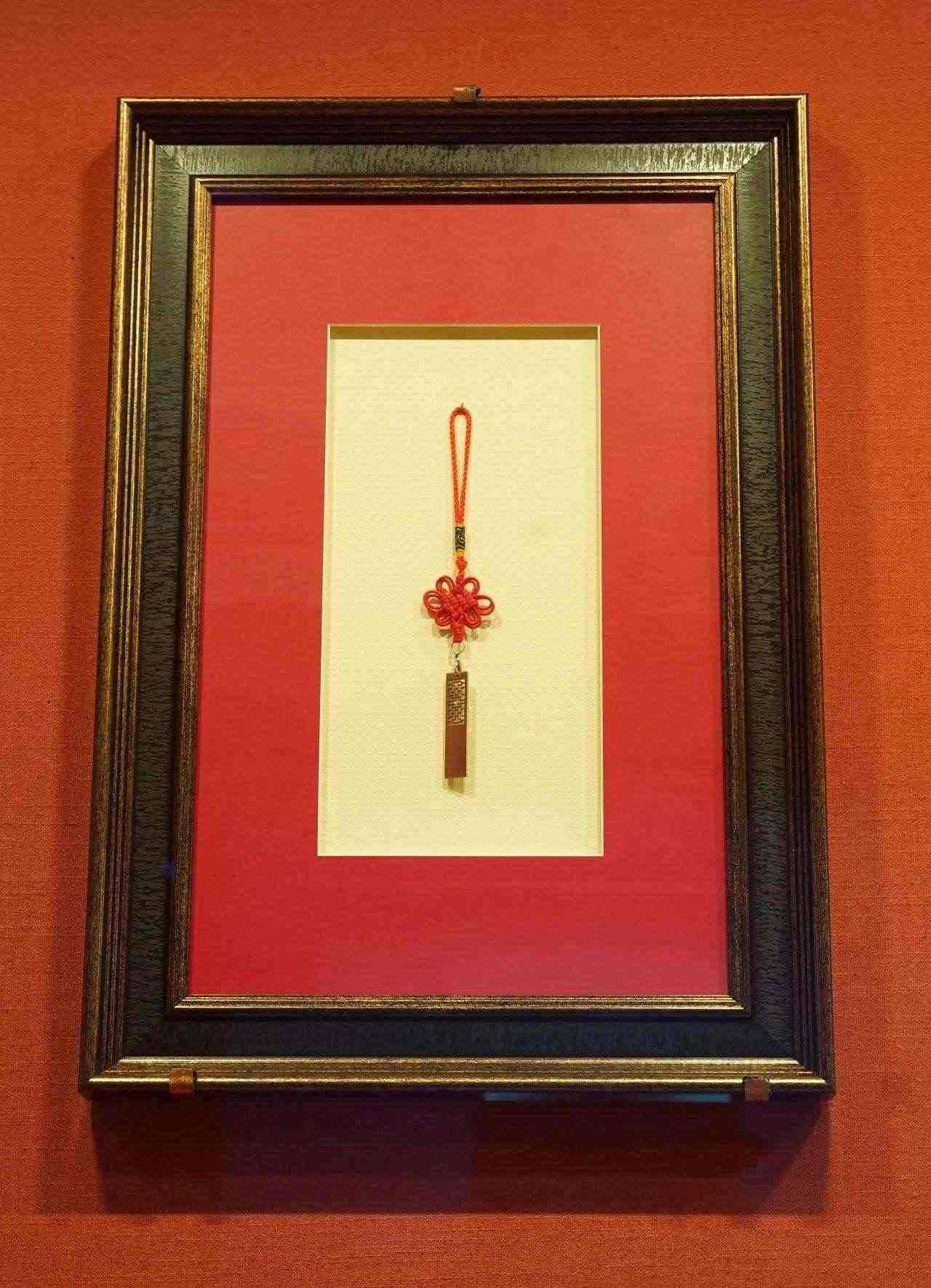 2017年5月，時任肯尼亞總統(tǒng)烏胡魯·肯雅塔贈送習(xí)近平主席的蒙內(nèi)鐵路紀念U盤。