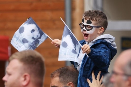  2023年7月26日，在法國圣艾尼昂市博瓦勒野生動物園外，一名兒童等待送別熊貓“圓夢”。新華社記者 高靜 攝