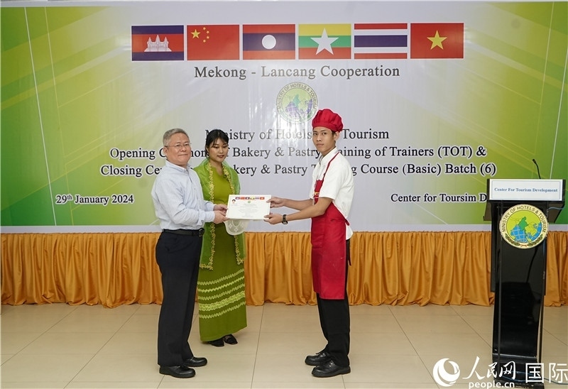 潘峰參贊向?qū)W員頒發(fā)證書。人民網(wǎng)記者 謝佳君攝