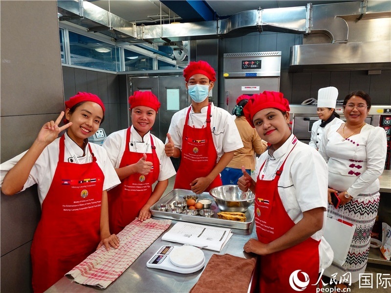 學(xué)員進(jìn)行實操練習(xí)。人民網(wǎng)記者 謝佳君攝