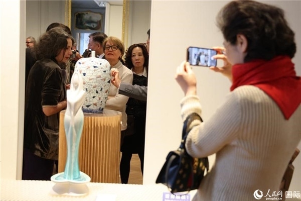 嘉賓和公眾參觀“絲路瓷行”——中國景德鎮(zhèn)陶瓷文化特展。人民網(wǎng)記者 尚凱元攝