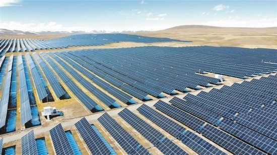 西藏華電色尼區(qū)12萬千瓦光伏發(fā)電項目電力保供項目航拍。趙書彬攝