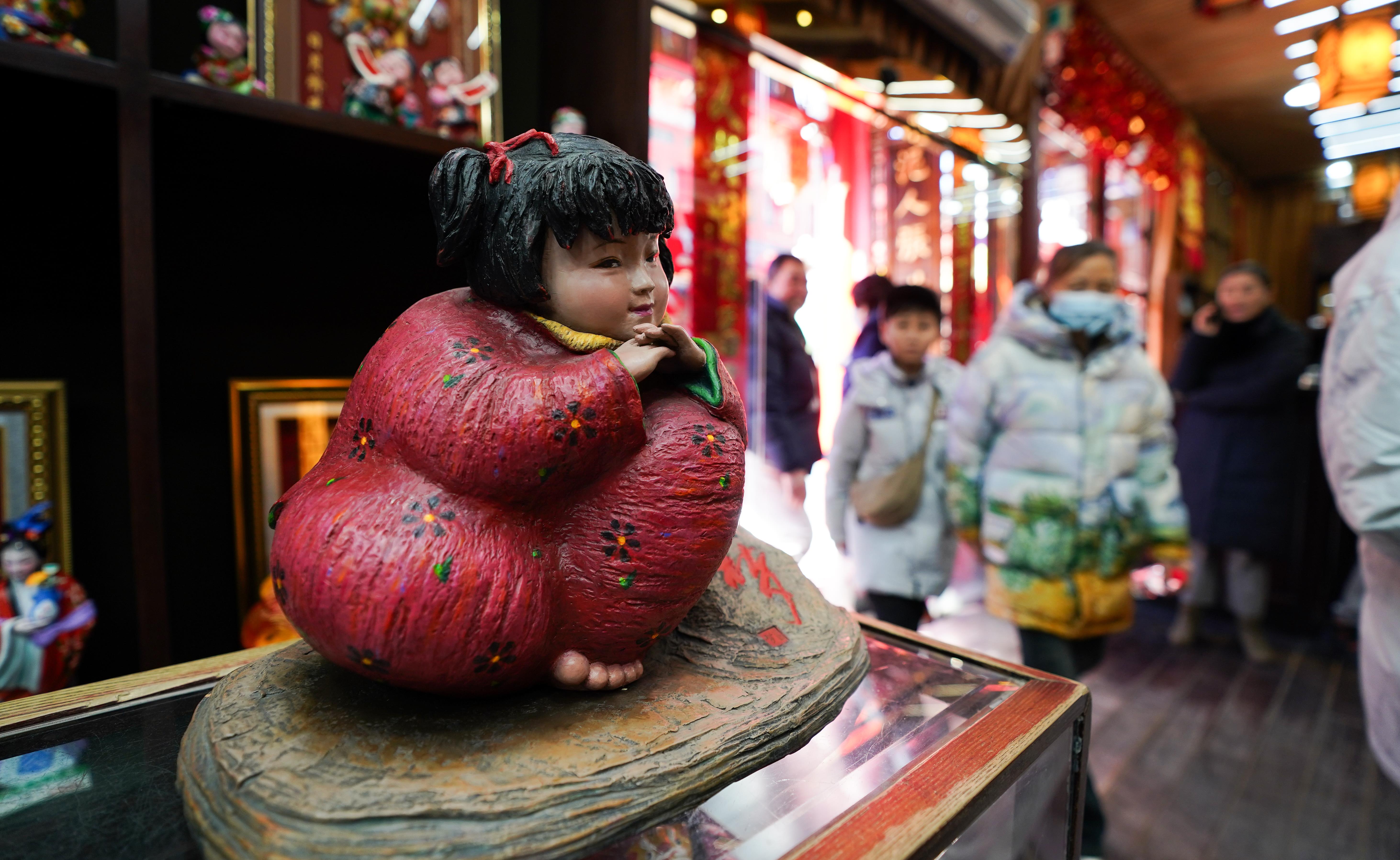 △泥人張彩塑是天津的傳統(tǒng)民間手工藝品，為天津市首批國家級非物質(zhì)文化遺產(chǎn)。（總臺國廣記者李晉拍攝）