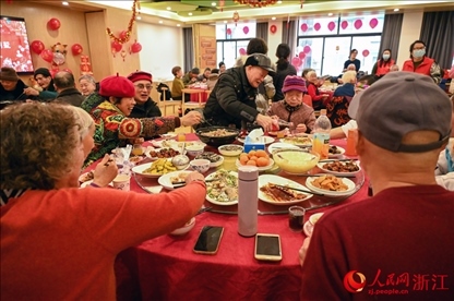 老人們享用公益年夜飯。人民網(wǎng)記者 葉賓得攝
