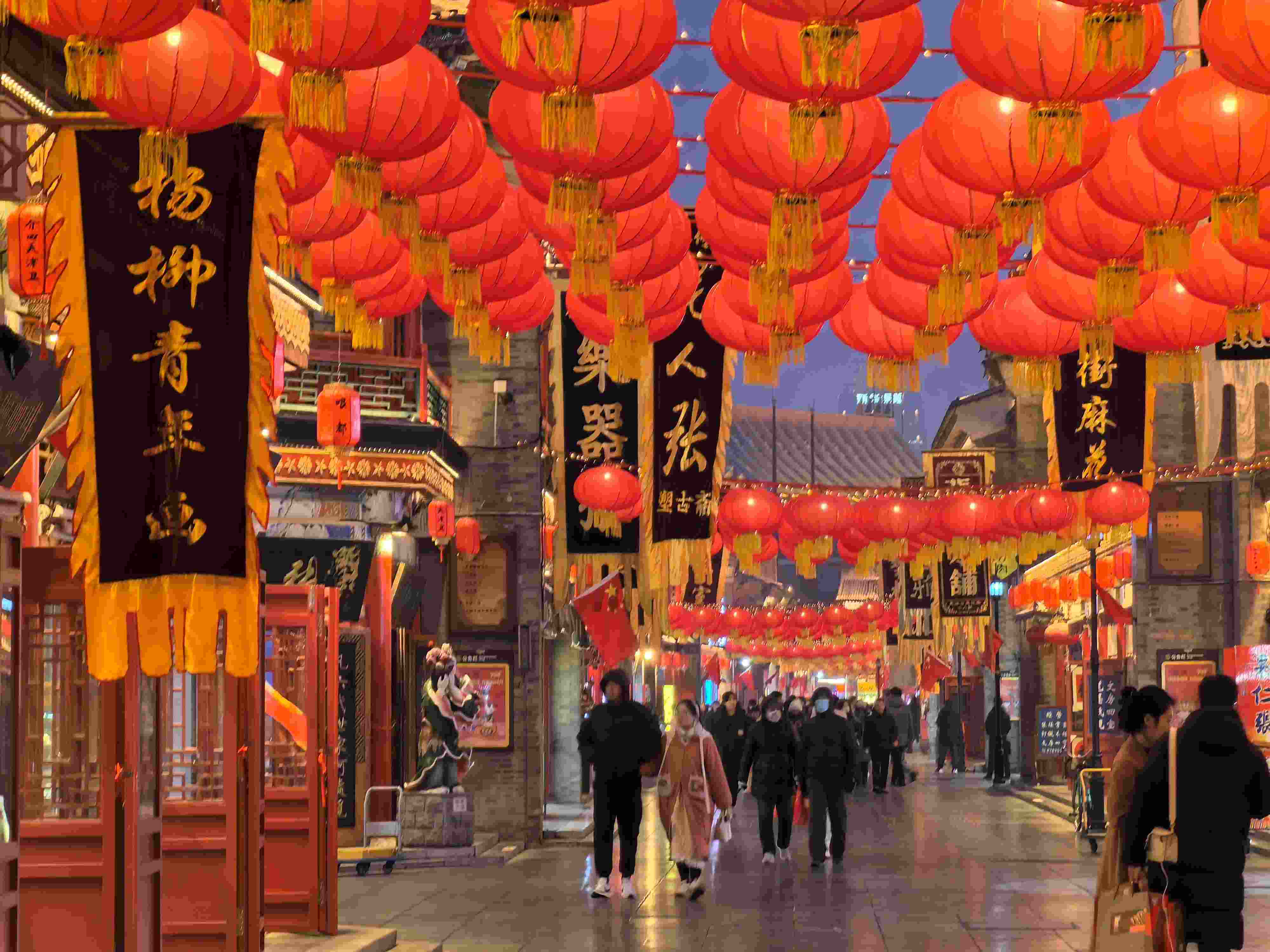 △春節(jié)臨近，古文化街上年味兒漸濃。（總臺央廣記者潘毅拍攝）