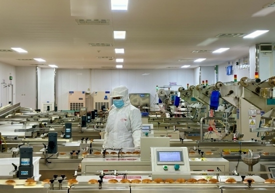 盼盼5G智慧工廠生產(chǎn)線正在進(jìn)行產(chǎn)品質(zhì)檢。人民網(wǎng)記者 金慧慧攝