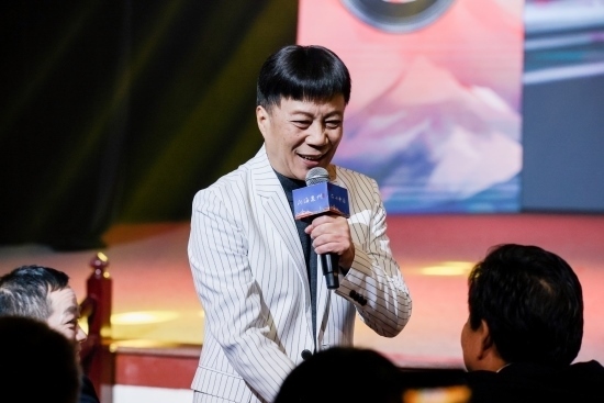 “何以中國·向海泉州”網(wǎng)絡(luò)主題活動(dòng)現(xiàn)場，陳百潭演出時(shí)與觀眾互動(dòng)。泉州廣播電視臺供圖