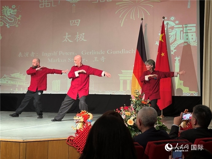 太極，表演者：Ingolf Peters、Gerlinde Gundlach、Markus Stüber
