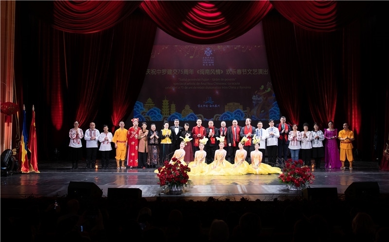 圖為韓大使、羅政府高官與泉州藝術(shù)團(tuán)演員合影。中國駐羅大使館文化處供圖。