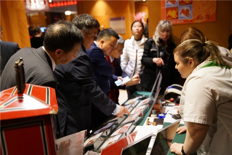 集郵愛好者排隊(duì)購(gòu)買中國(guó)龍年生肖郵票