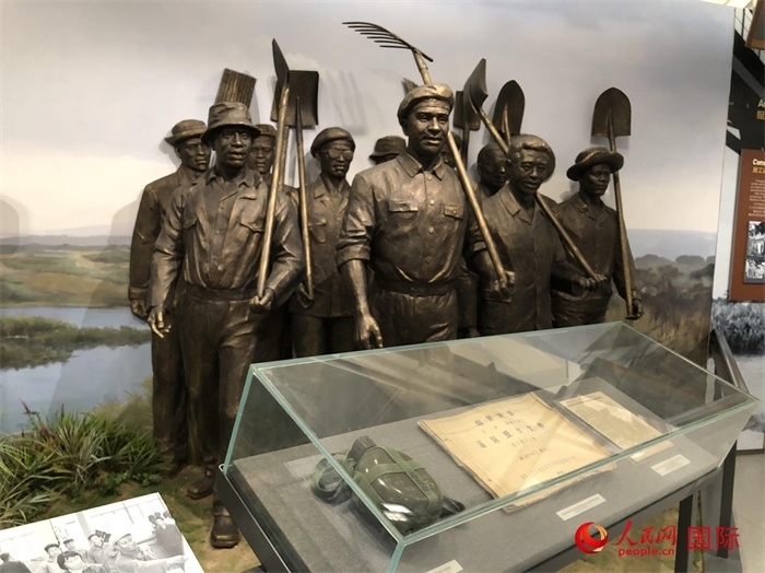 紀(jì)念園中展覽的筑路場景 。人民網(wǎng)記者 黃培昭攝