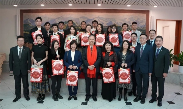 中國駐瑞典大使館崔愛民與留學(xué)生代表和華校負(fù)責(zé)人合影。 中國駐瑞典大使館供圖