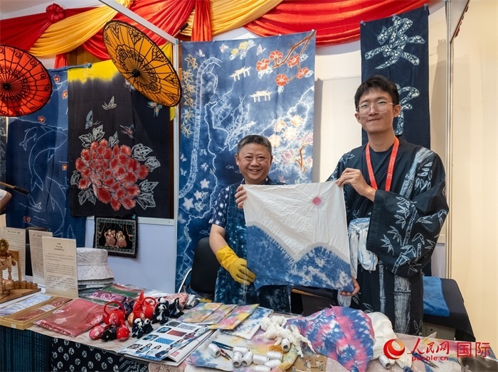 活動(dòng)現(xiàn)場(chǎng)的扎染展示。人民網(wǎng)記者 謝佳君攝