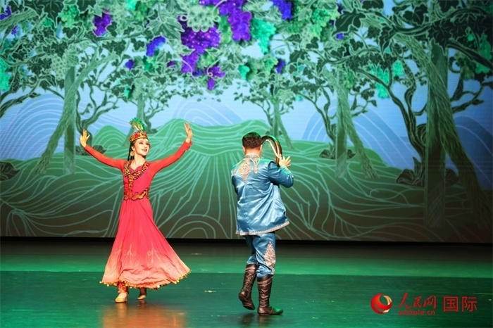 2日在阿聯(lián)酋迪拜舉行的大型音舞詩(shī)畫《新疆是個(gè)好地方》文藝演出。人民網(wǎng)記者 任皓宇攝