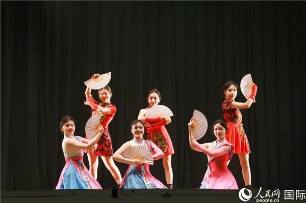 燈光秀匯演現(xiàn)場節(jié)目精彩紛呈。人民網(wǎng)記者 陳海琪攝